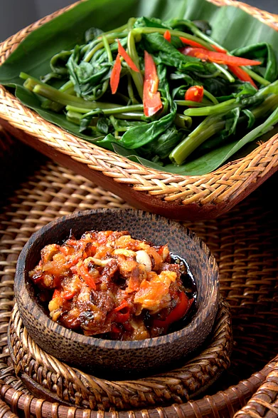 Shutterstock : Kangkung Pelecing, a vegetable dish in Bali, Indonesia