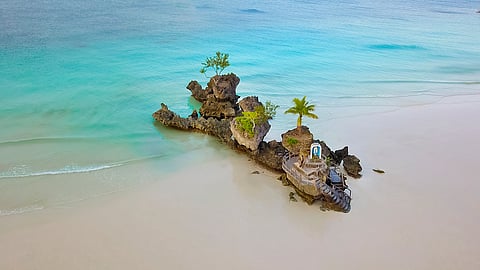 Willy’s Rock is a volcanic rock formation located along the shallow waters near White Beach