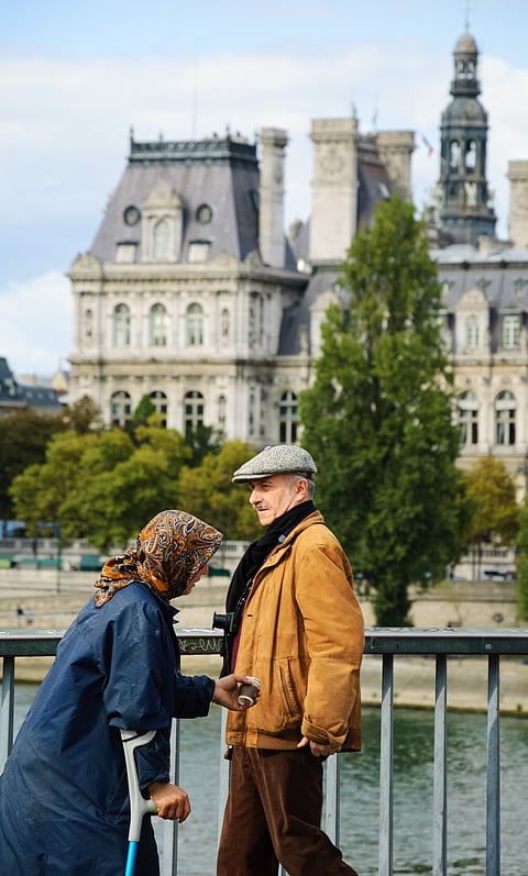 Scammers bait tourists posing as beggars around popular spots