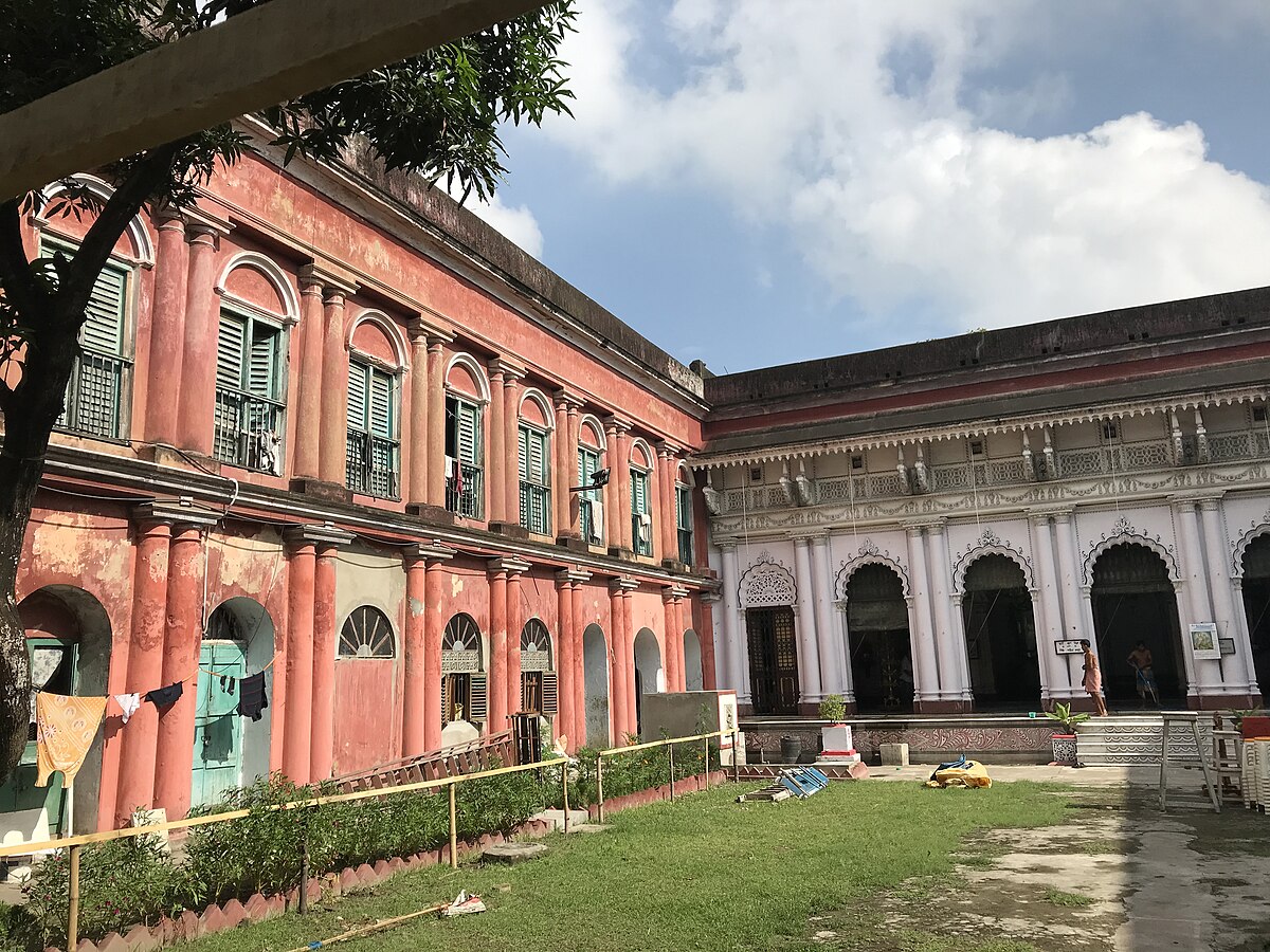Shobhabazar Rajbari was built in the 18th century by Nabakrishna Deb, a secretary to Robert Clive