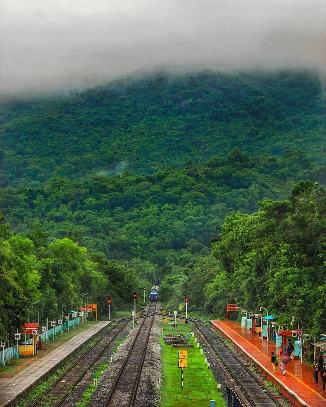 A train coming into Karwar Railway Station