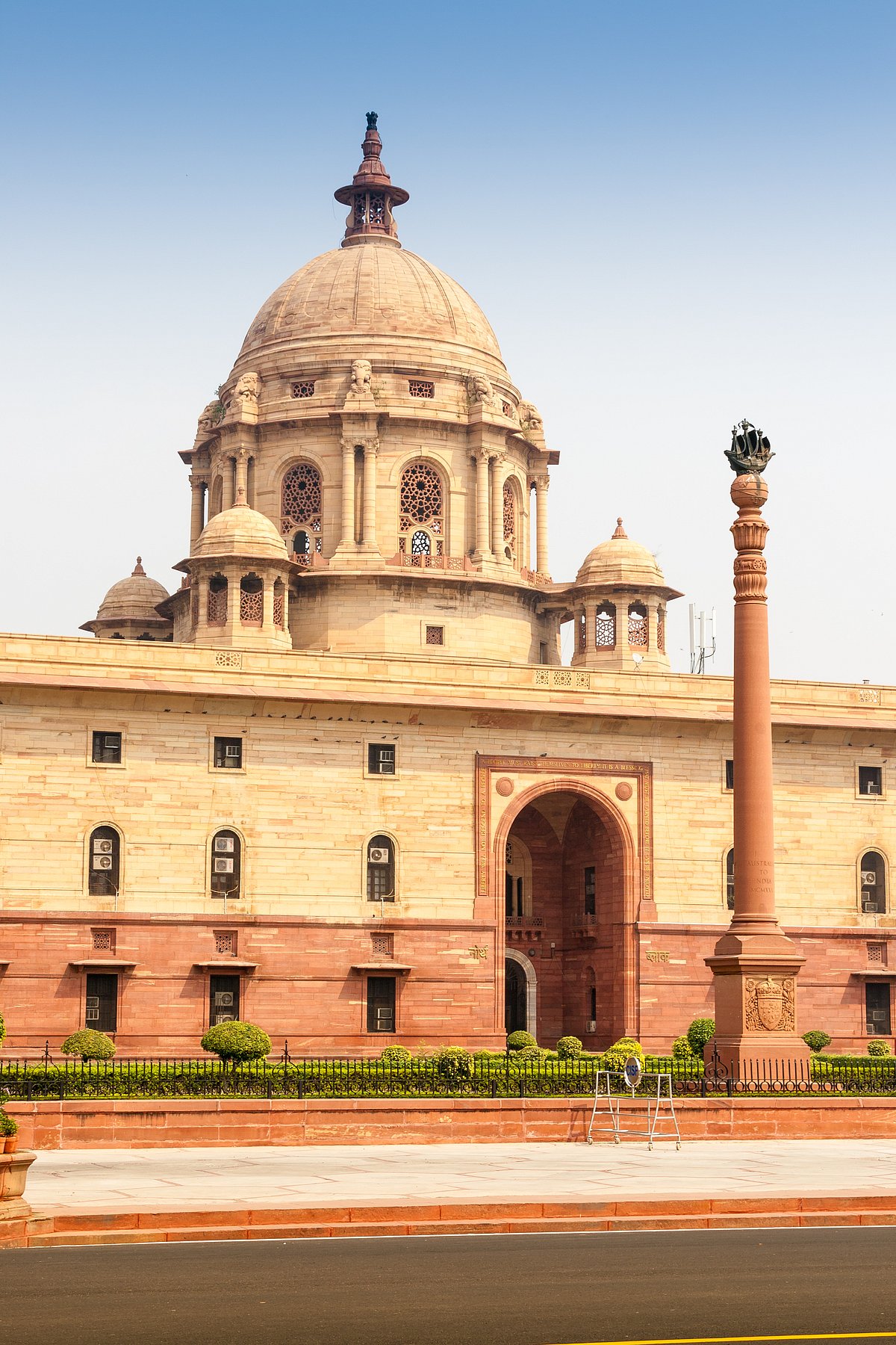 Shutterstock : Administrative building around Central Delhi that the yellow line is famous for