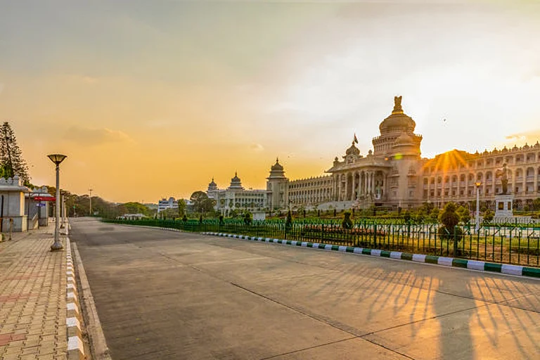 Sunrise lighting up the streets of Bangalore - / AdobeStock