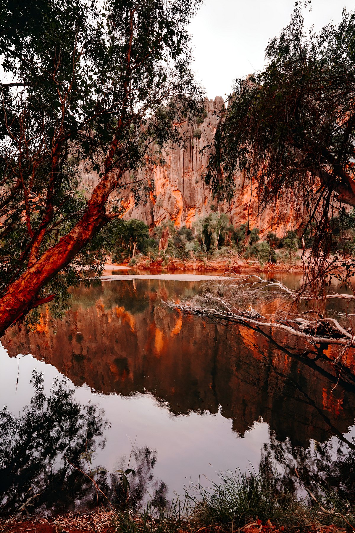 Shutterstock : Huge rock formations at Broome, Australia