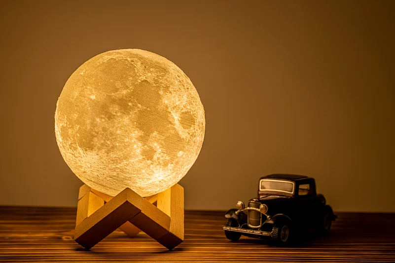 The “Luminous Texture Moon Lamp Workshop” will teach participants how to craft their own unique 12-inch moon lamp