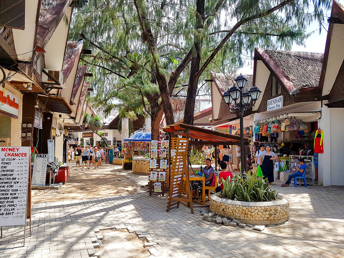 D’Mall is Boracays bustling alfresco shopping plaza