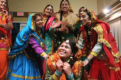 Wikimedia Commons : Punjabi Women performing Giddha dance on Teej