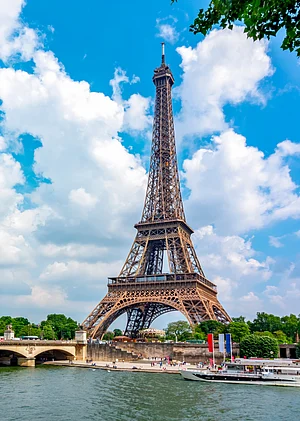 Shutterstock : The iconic Eiffel Tower of Paris