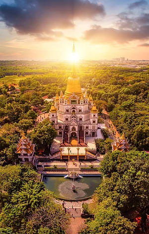 Shutterstock : Aerial view of Buu Long Pagoda in Ho Chi Minh City