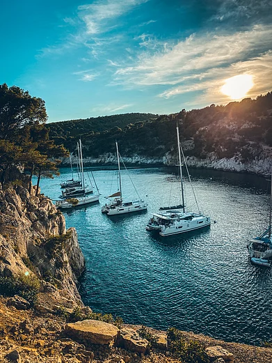Shutterstock : A beautiful view of cliffside in Cassis