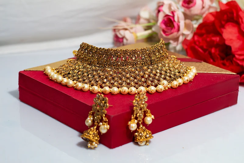A kundan necklace
