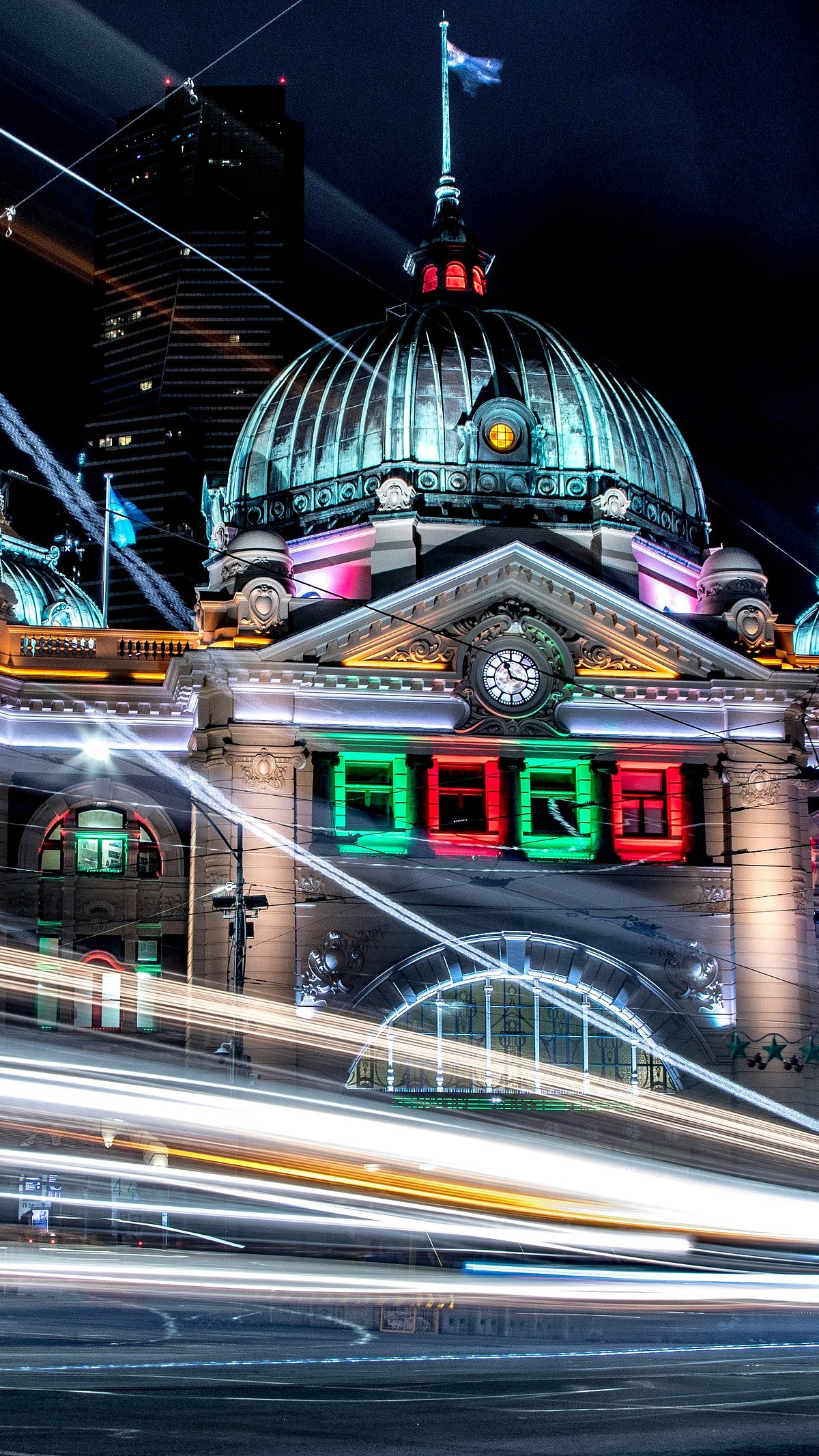 Unsplash : Federation Square is buzzing with activity and is home to several iconic structures
