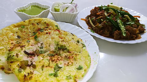 Amritsari kulcha consists of North Indian naan bread paired with chickpeas, onion and chutney