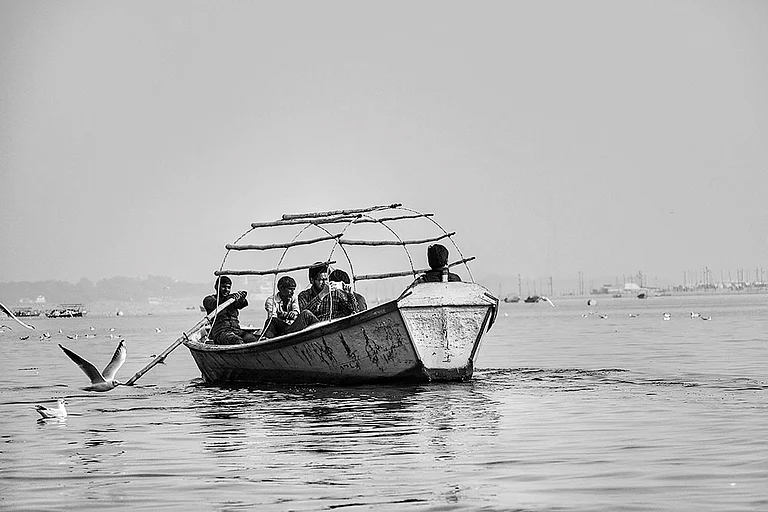 Sailing in the twilight hours, Sangam - Photo: Bhavya Malviya