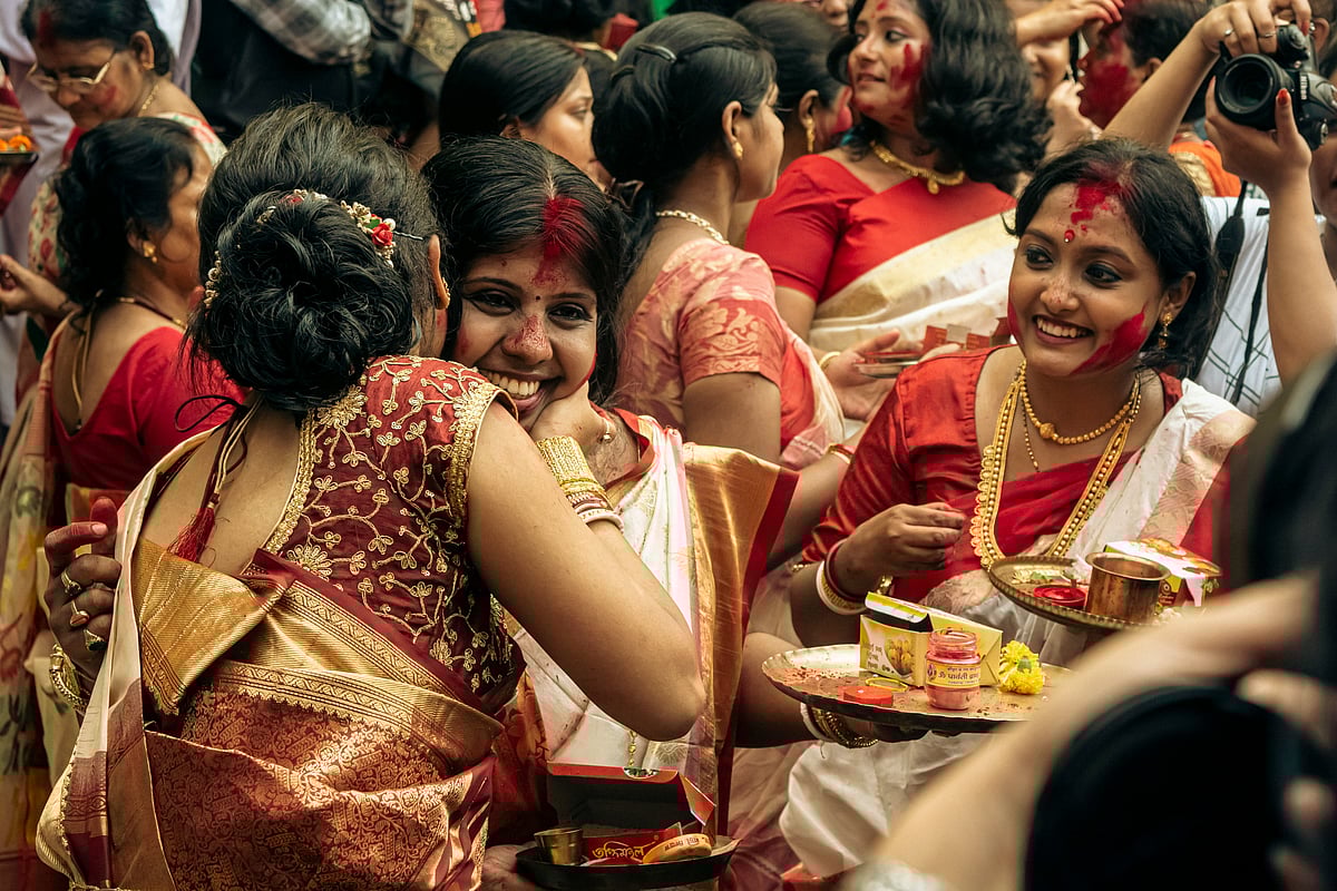 Sushmita Nag/Unsplash : The colourful ritual of shindoor khela during Vijayadashami in Kolkata  