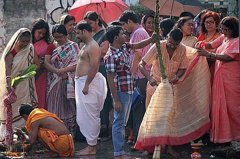 Bathing the Nabapatrika on the morning of Saptami