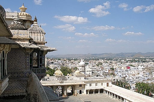 The city showcases a mi of Rajasthani and Mughal architecture