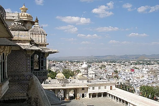 The city showcases a mi of Rajasthani and Mughal architecture