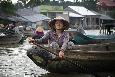 Vince Gx/Unsplash : At a floating market in Vietnam