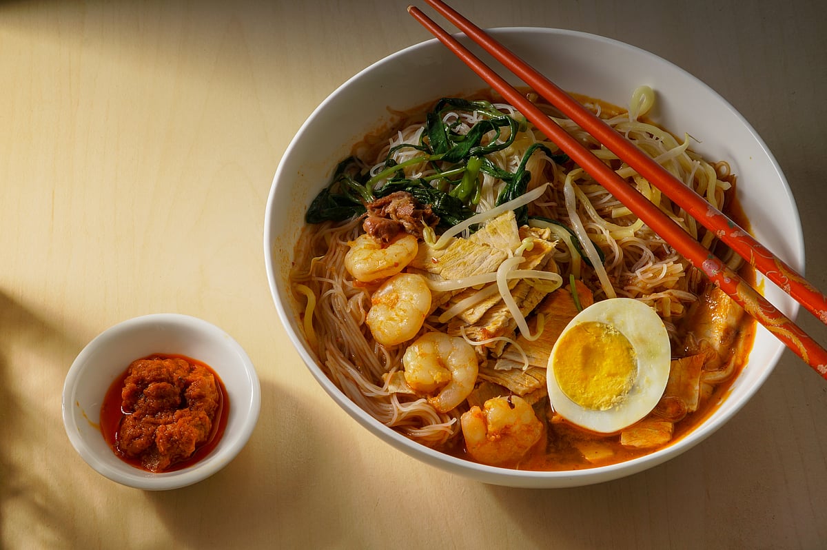 Penang Hokkien mee is normally eaten with yellow noodles and rice noodles