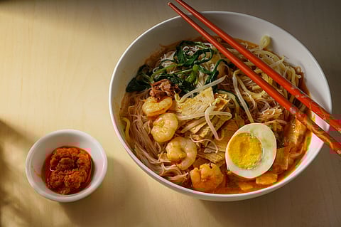 Penang Hokkien mee is normally eaten with yellow noodles and rice noodles