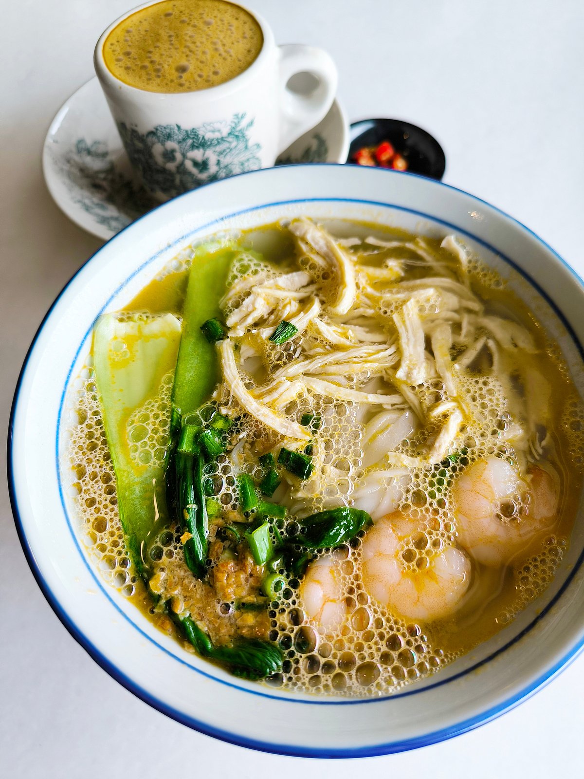 Kai See Hor Fun (Flat Noodles with Shredded Chicken)