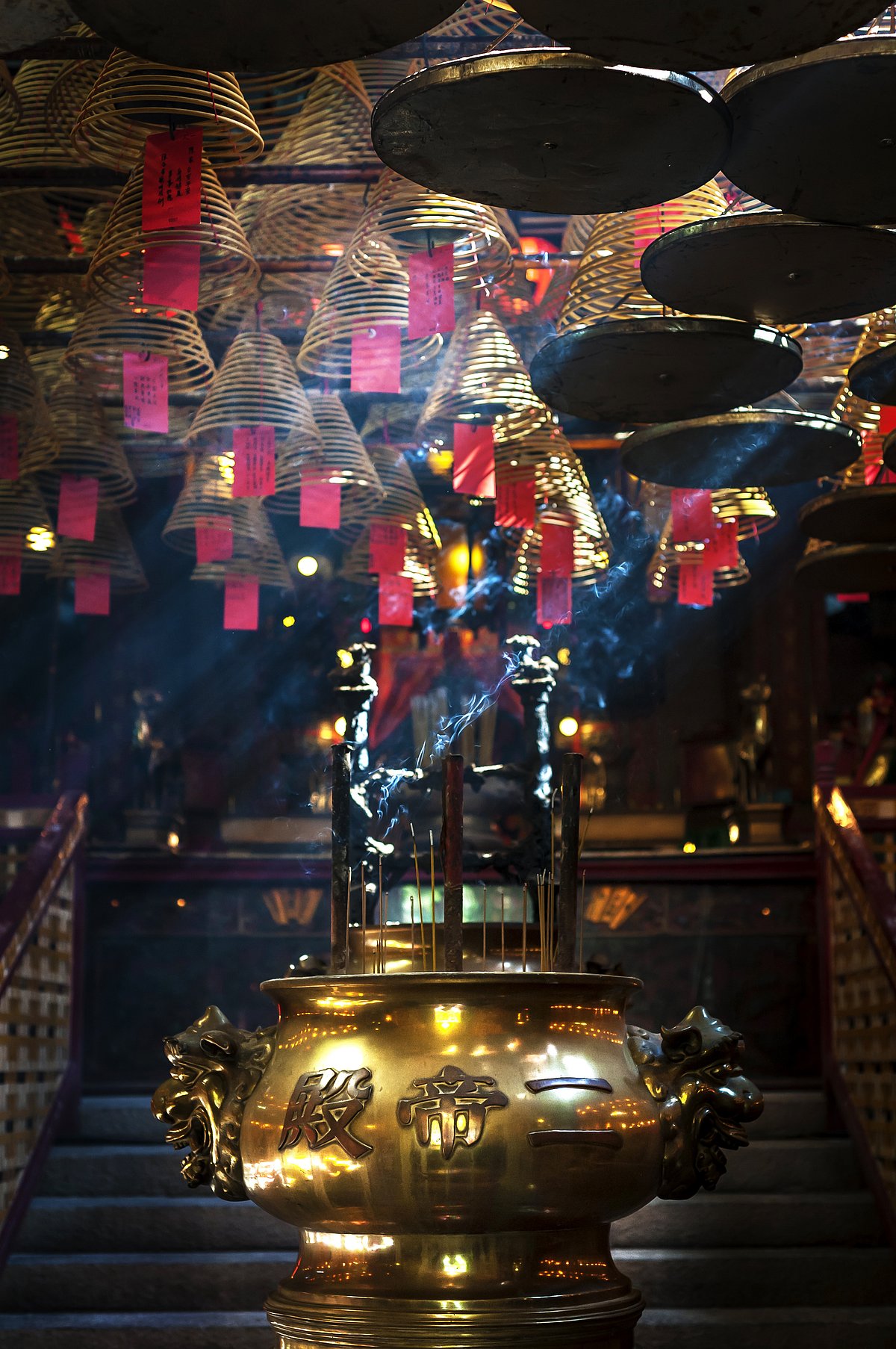 Shutterstock : Main hall interioir at Man Mo Temple, Hollywood Road, Hong Kong Island
