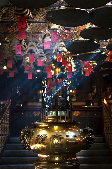 Shutterstock : Main hall interioir at Man Mo Temple, Hollywood Road, Hong Kong Island