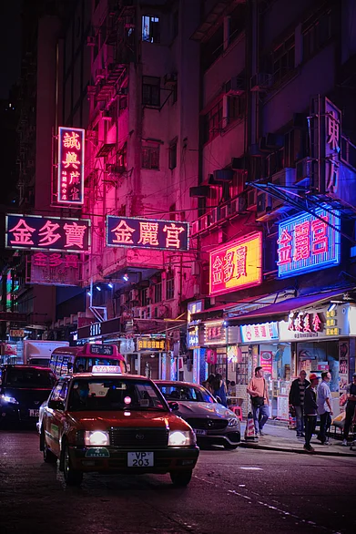 Shutterstock : A night in Hong Kong
