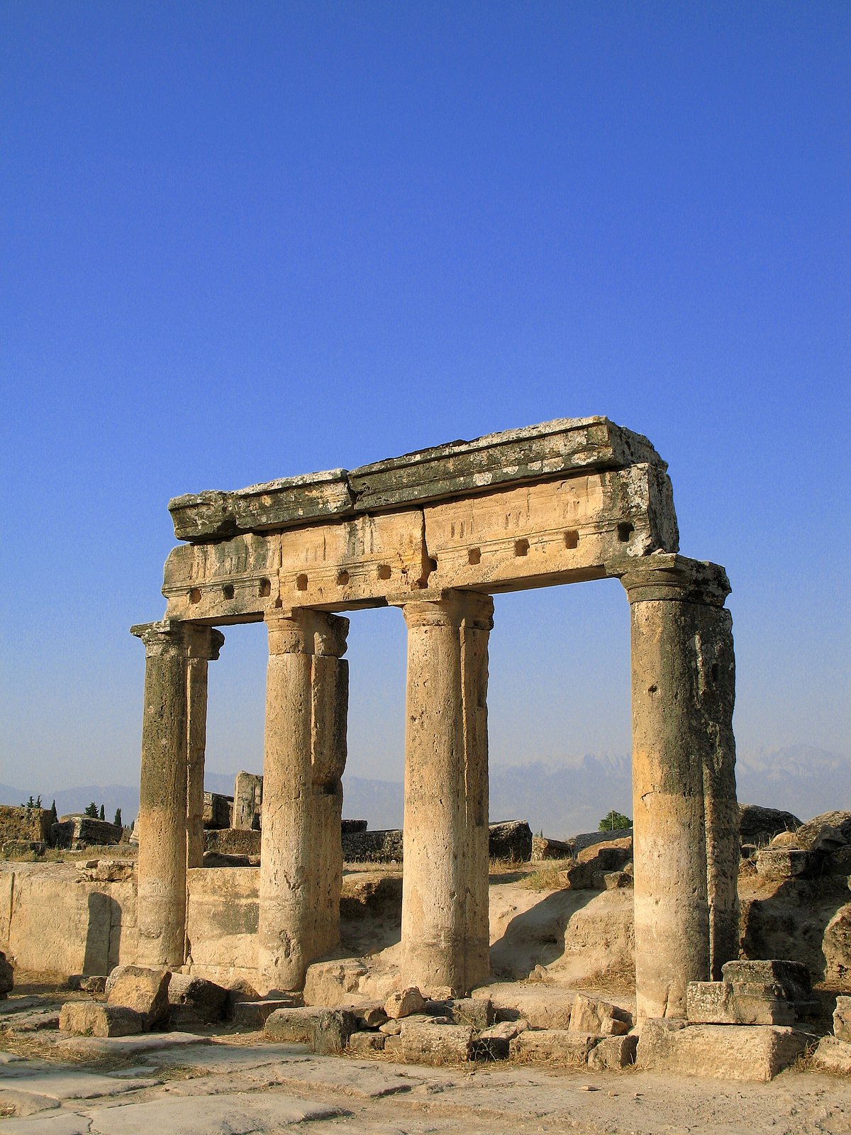 Shutterstock : The columns of the main street of the Hierapolis ancient city in Pamukkale, Denizli, Turkey