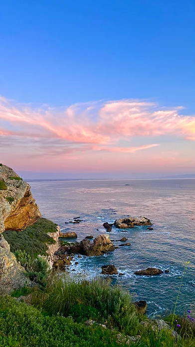 Shutterstock : Pink and blue sunset view from ocean cliff in San Luis Obispo