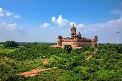 Shutterstock.com : Lakshmi Narayan Temple at Orchha