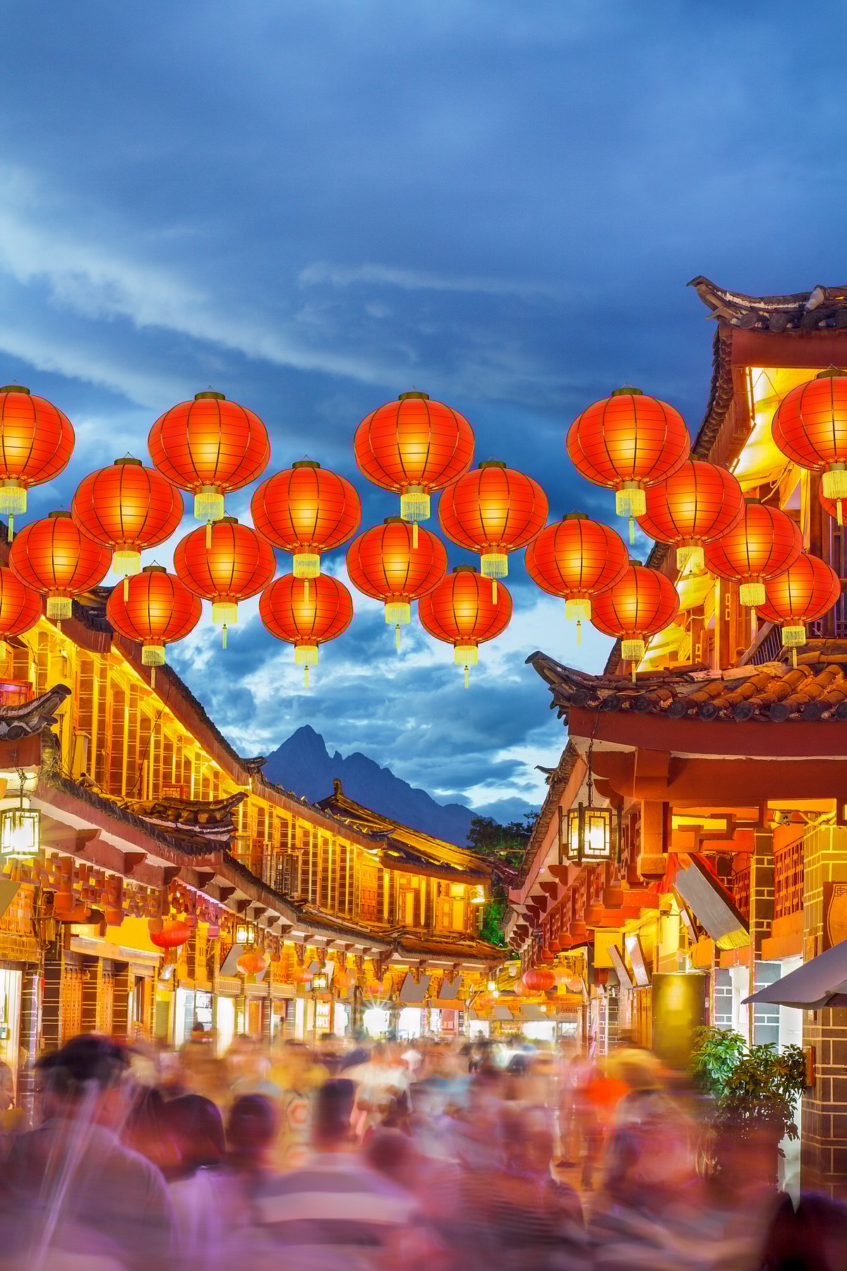 Shutterstock : Lijiang old town in the evening with crowd tourist