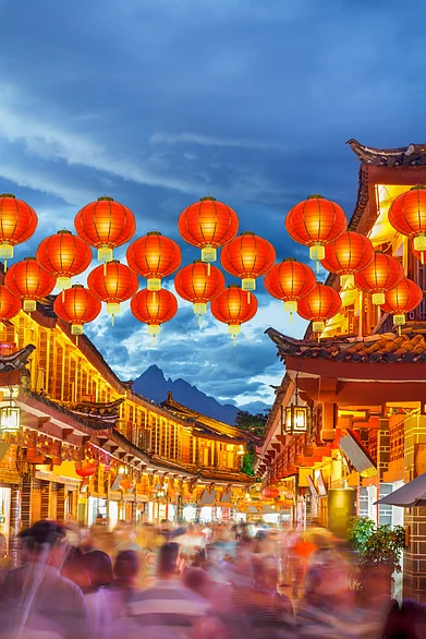 Shutterstock : Lijiang old town in the evening with crowd tourist