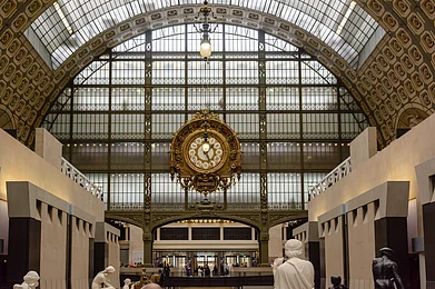 Shutterstock : Golden clock at the Musée dOrsay