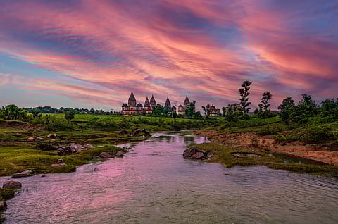 The banks of the Betwa river present a serene atmosphere as well