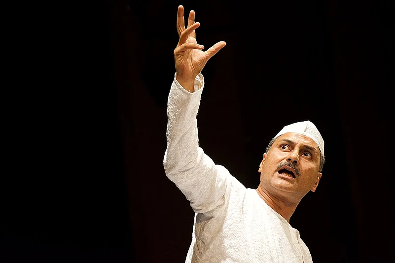 Mahmood Farooqui during the preformance of Dastan-e-Karn Az Mahabharata