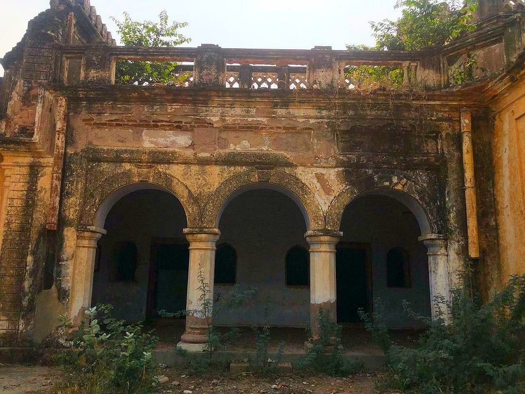 The only standing section of the fort is the southern wing, which is home to the Farukh Manzil, although it is in a state of decay