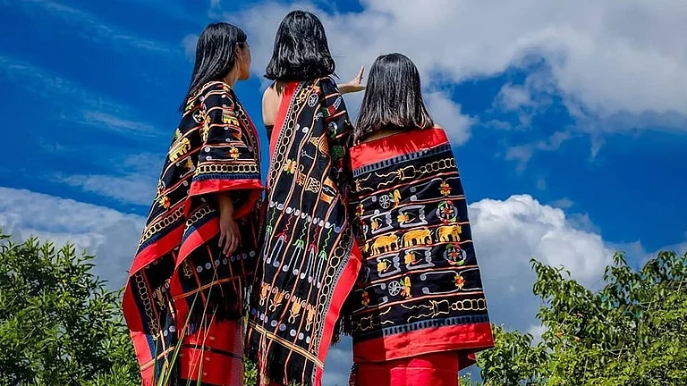 Manipur showcasing locals wearing Tangkhul's traditional shawl & skirt, namely, Raivat Kachon & Seichang Kashan - @incredibleindia/x