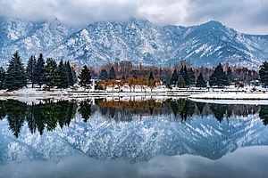 Shutterstock : A shot of Kashmir in autumn