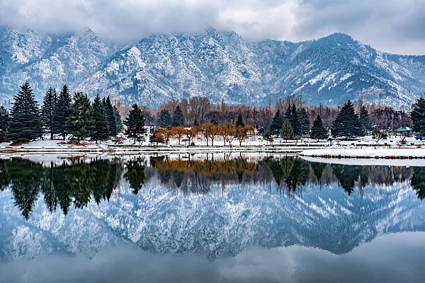 Shutterstock : A shot of Kashmir in autumn