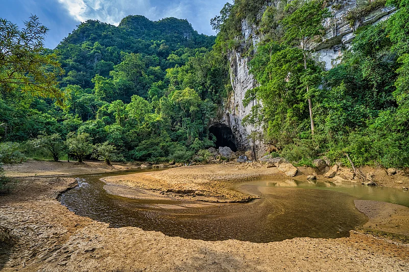 The entrance to Tú Làn