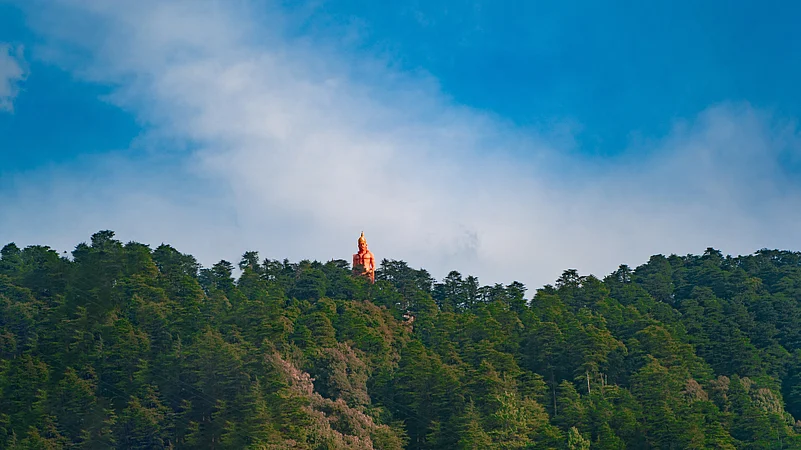 Shri Hanuman Mandir Jakhoo, a revered Hindu temple dedicated to Bajrang Bali, is nestled in the serene heights of Shimla, Himachal Pradesh