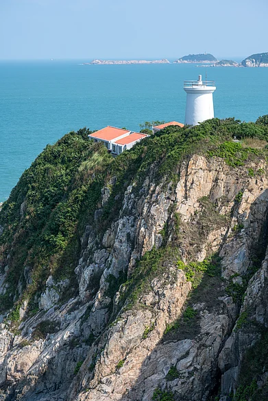 Shutterstock : Lighthouse at Cape DAguilar, or Hok Tsui, Hong Kong