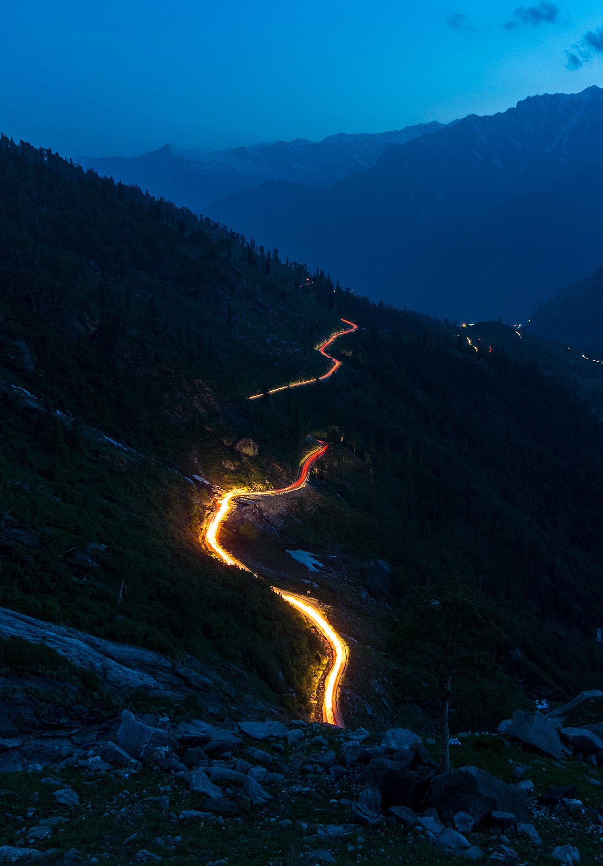 Shutterstock : A beautiful sight of traffic on Rohtang Pass at night