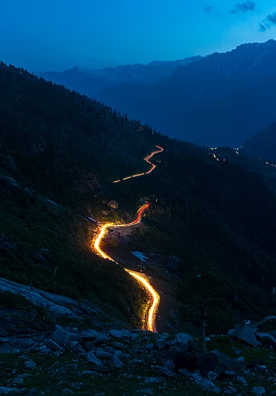Shutterstock : A beautiful sight of traffic on Rohtang Pass at night
