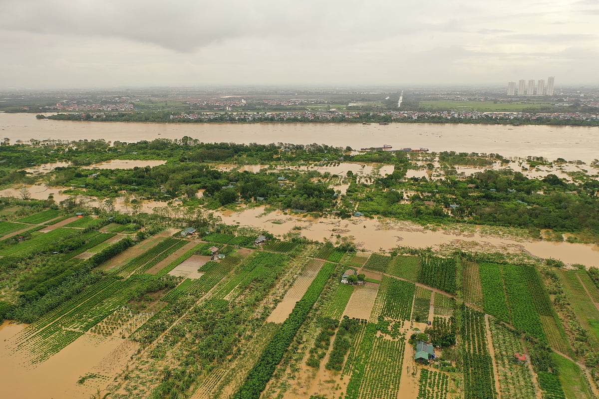 Shutterstock.com : Typhoon Yagi has flooded Hanoi, Sapa and other major regions in Vietnam