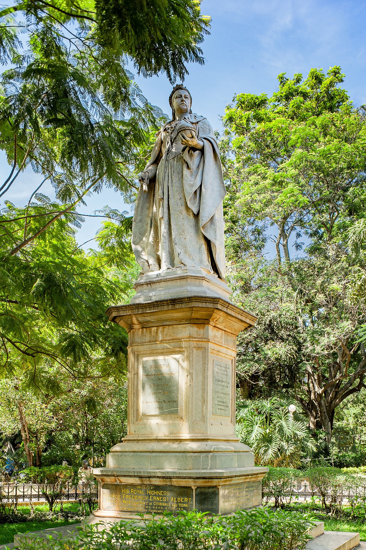 Shutterstock : A statue of Queen Victoria in the green expanse of Cubbon Park, Bangalore