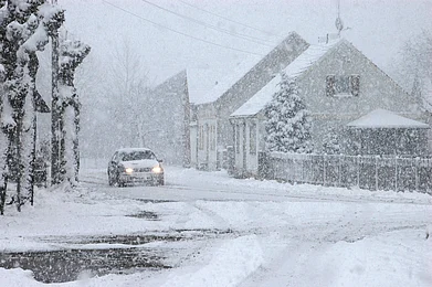 AustralianCamera/Shutterstock : Driving through a snow storm in North Germany