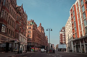 Shutterstock : Empty Harrods in Knighsbridge